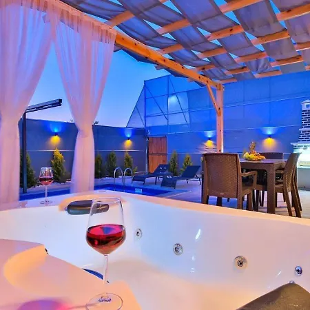 2 Bedroom Secluded With Private Pool Hot Tub * フェティエ