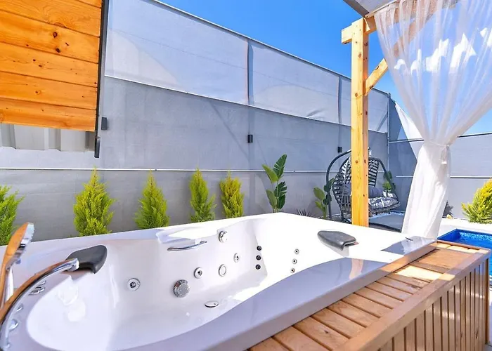 Vila 2 Bedroom Secluded With Private Pool Hot Tub