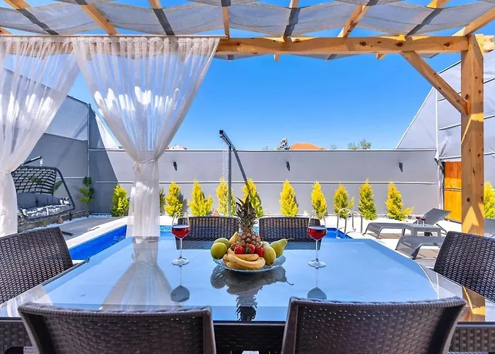 2 Bedroom Secluded With Private Pool Hot Tub Vilă