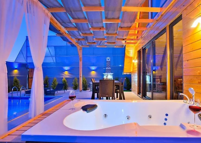 2 Bedroom Secluded With Private Pool Hot Tub Vilă