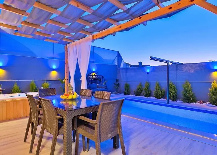 Vilă 2 Bedroom Secluded With Private Pool Hot Tub *