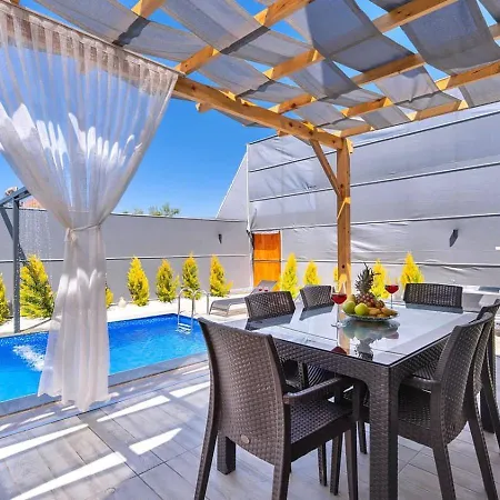 2 Bedroom Secluded With Private Pool Hot Tub ヴィラ *