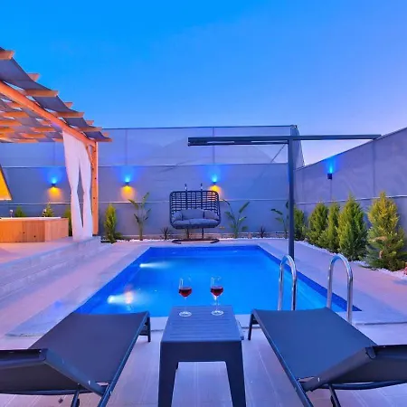 2 Bedroom Secluded With Private Pool Hot Tub ヴィラ *