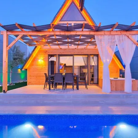 2 Bedroom Secluded With Private Pool Hot Tub *