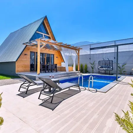 2 Bedroom Secluded With Private Pool Hot Tub *