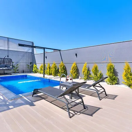 2 Bedroom Secluded With Private Pool Hot Tub *