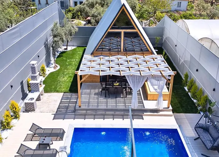 2 Bedroom Secluded With Private Pool Hot Tub *