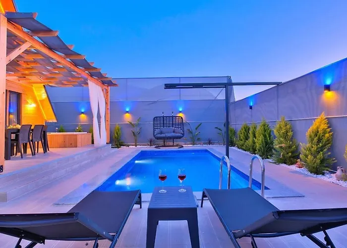 2 Bedroom Secluded With Private Pool Hot Tub Vila *