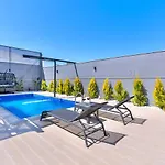 2 Bedroom Secluded With Private Pool Hot Tub *