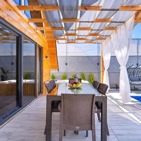 Вилла 2 Bedroom Secluded With Private Pool Hot Tub Фетхие