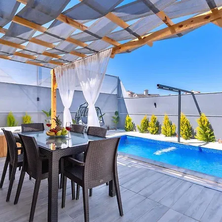 Вилла 2 Bedroom Secluded With Private Pool Hot Tub Фетхие
