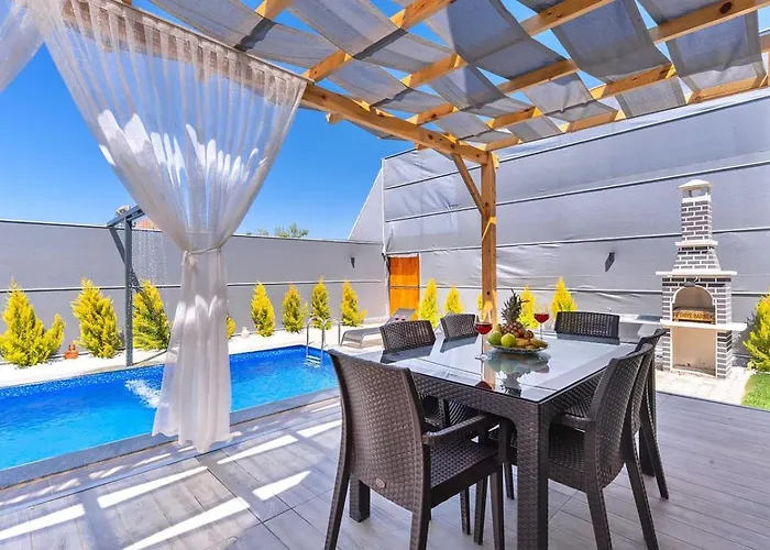 2 Bedroom Secluded With Private Pool Hot Tub Villa *