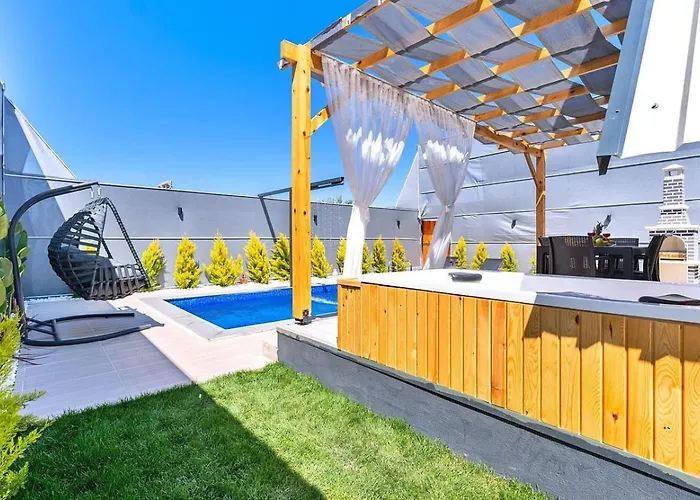 2 Bedroom Secluded With Private Pool Hot Tub *