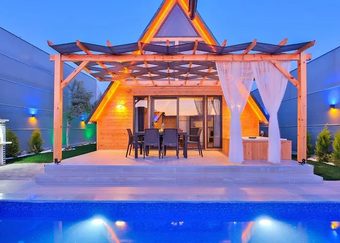 2 Bedroom Secluded With Private Pool Hot Tub *