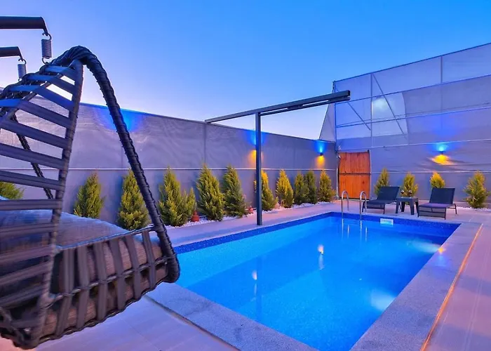 2 Bedroom Secluded With Private Pool Hot Tub *