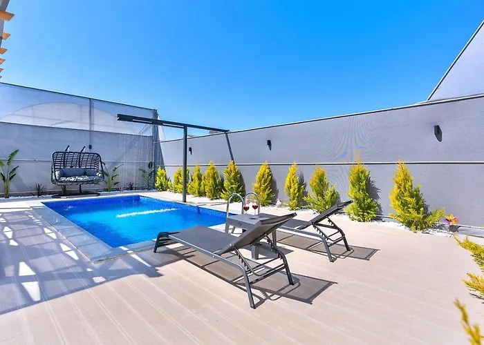 2 Bedroom Secluded With Private Pool Hot Tub *